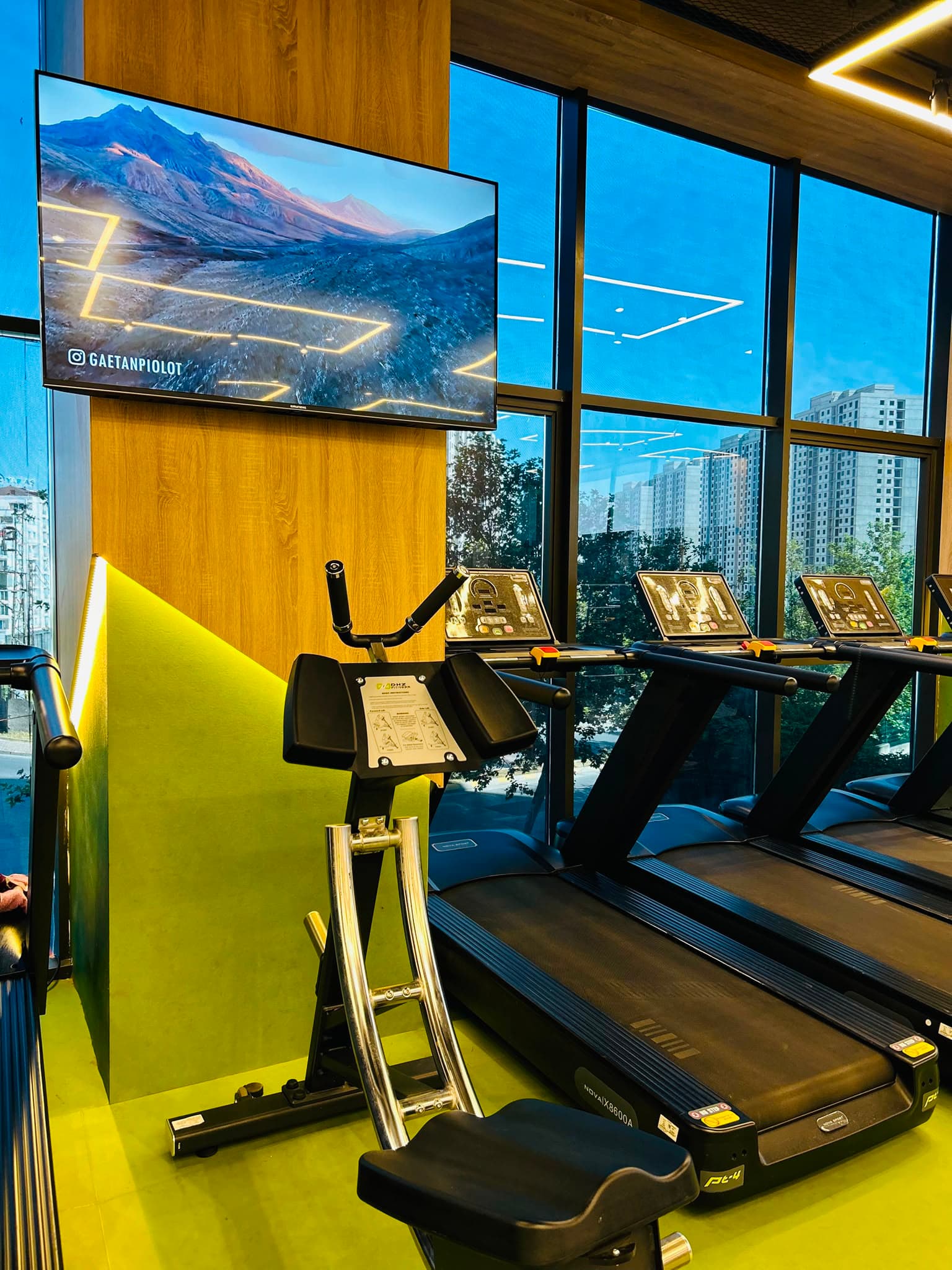 WonFitness manzaralı kardiyo alanı